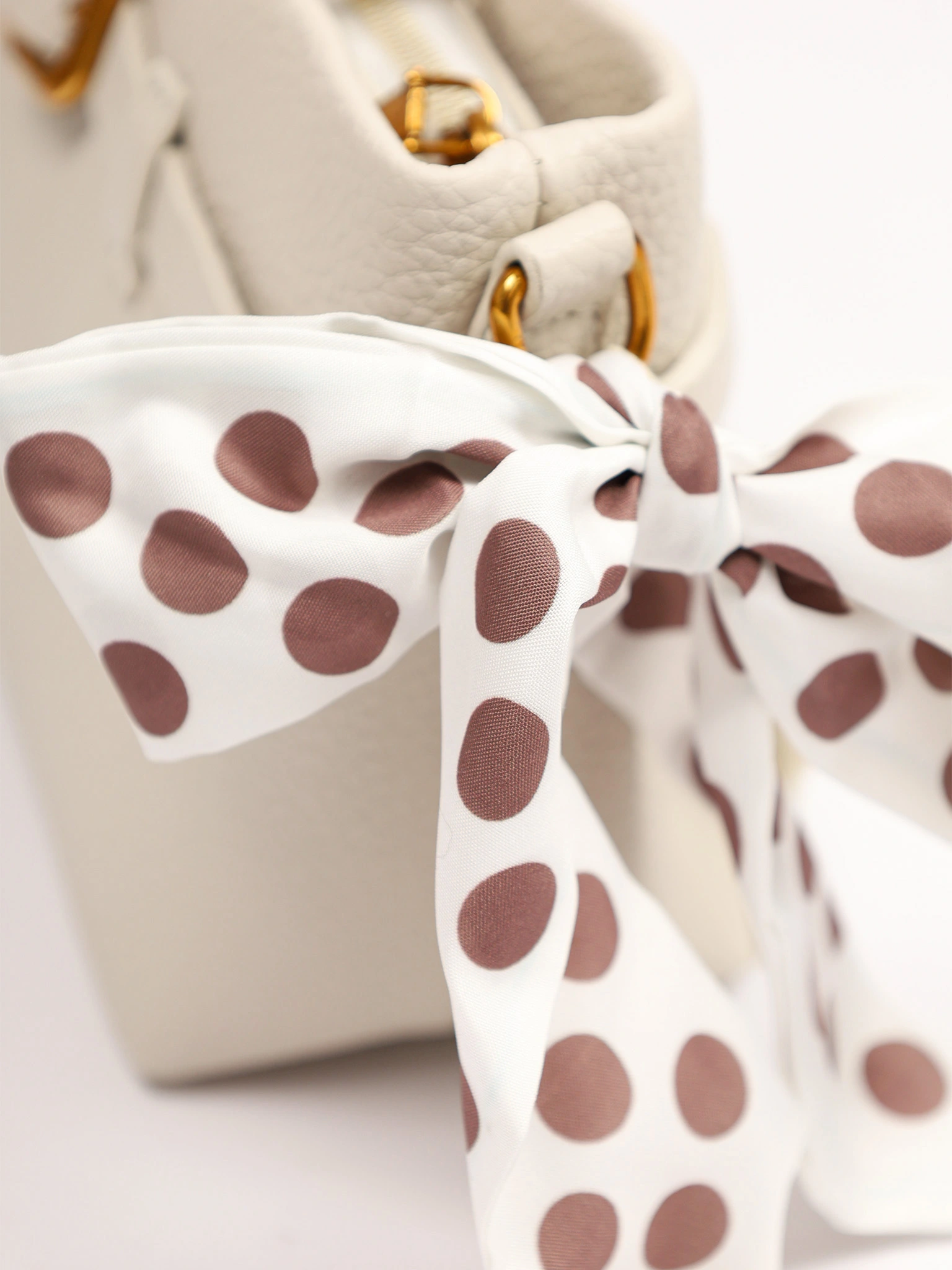 Сумка-тоут с декоративным платком и ремешком с пряжкой в ассортименте